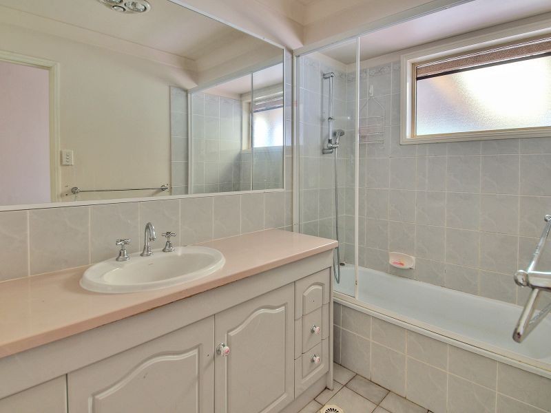 10 Beaufortia Court, Regents Park QLD 4118