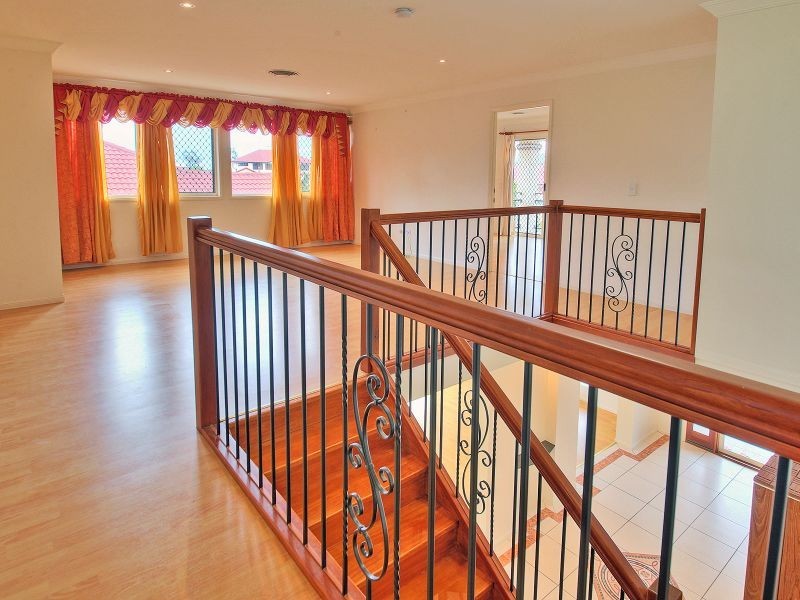 16 Cornell Close, Regents Park QLD 4118
