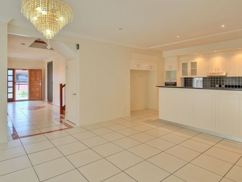 16 Cornell Close, Regents Park QLD 4118