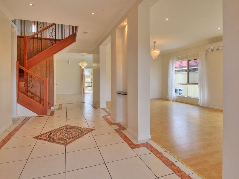 16 Cornell Close, Regents Park QLD 4118