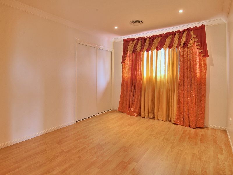 16 Cornell Close, Regents Park QLD 4118