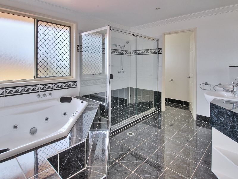 16 Cornell Close, Regents Park QLD 4118