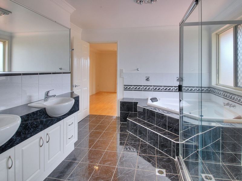 16 Cornell Close, Regents Park QLD 4118