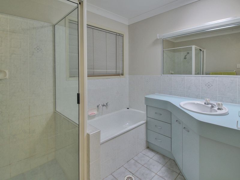 16 Owens Crescent, Regents Park QLD 4118