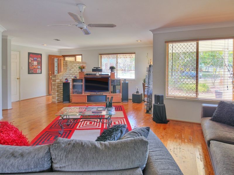 16 Owens Crescent, Regents Park QLD 4118