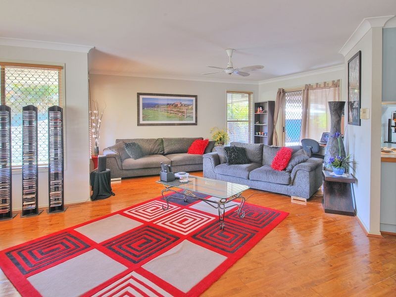 16 Owens Crescent, Regents Park QLD 4118