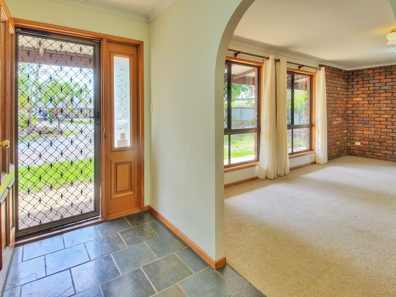 16 Clover Court, Regents Park QLD 4118