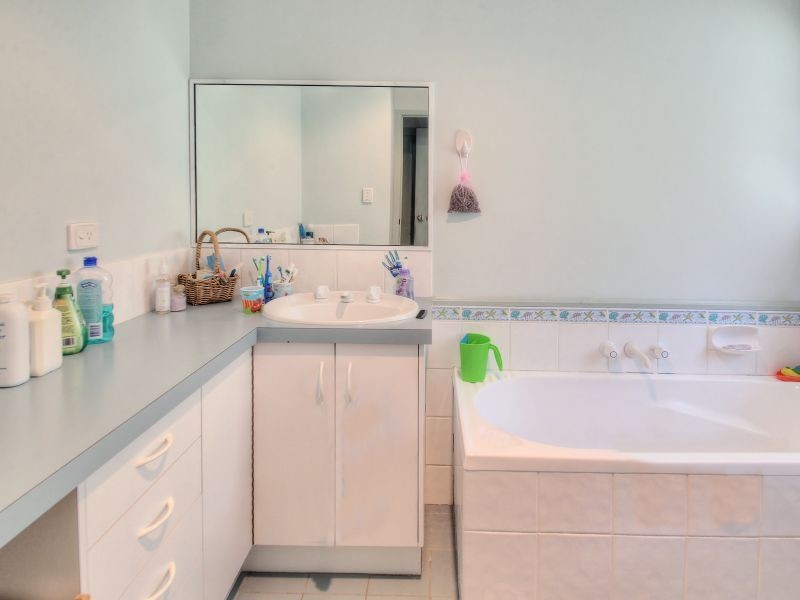 20 Solandra Circuit, Regents Park QLD 4118