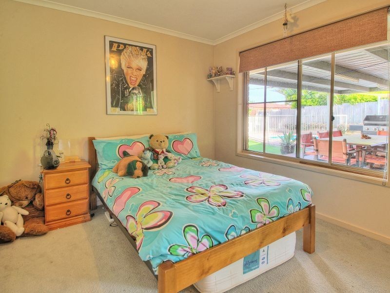 54 Bottlebrush Drive, Regents Park QLD 4118