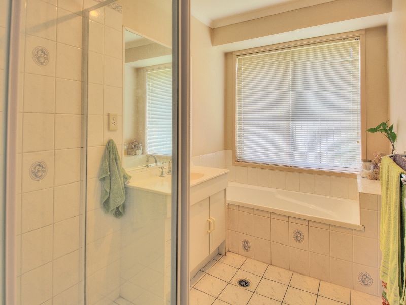 54 Bottlebrush Drive, Regents Park QLD 4118