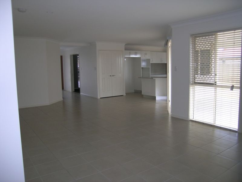 35 Charlton Place, Regents Park QLD 4118