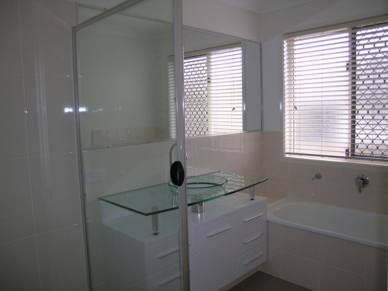 35 Charlton Place, Regents Park QLD 4118