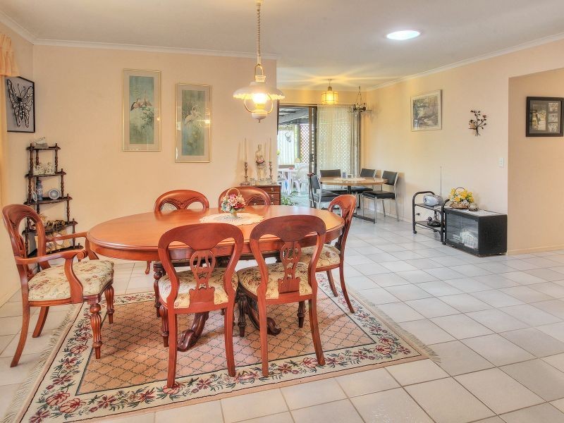 17 Parkroyal Crescent, Regents Park QLD 4118