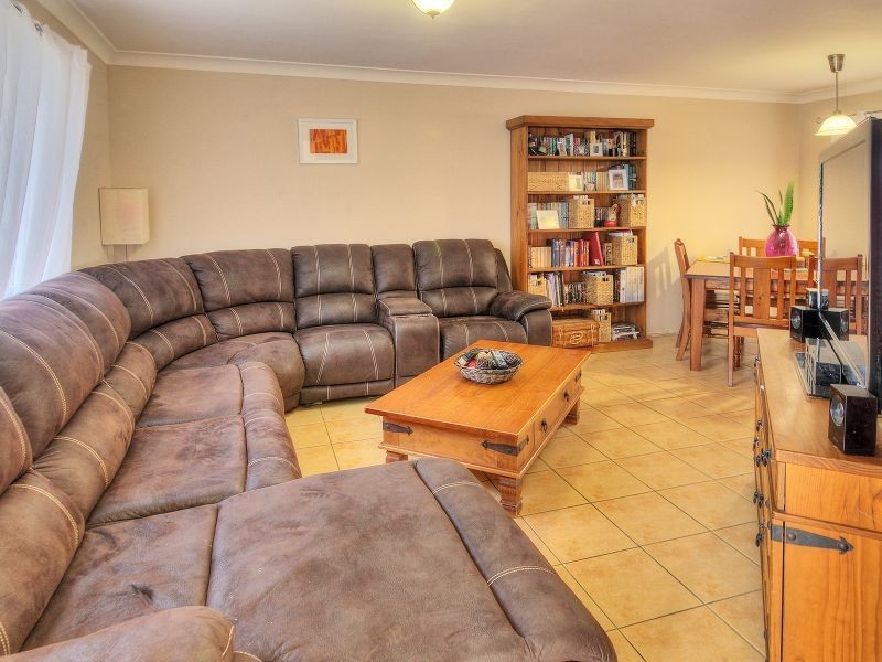 12 Leis Way, Regents Park QLD 4118