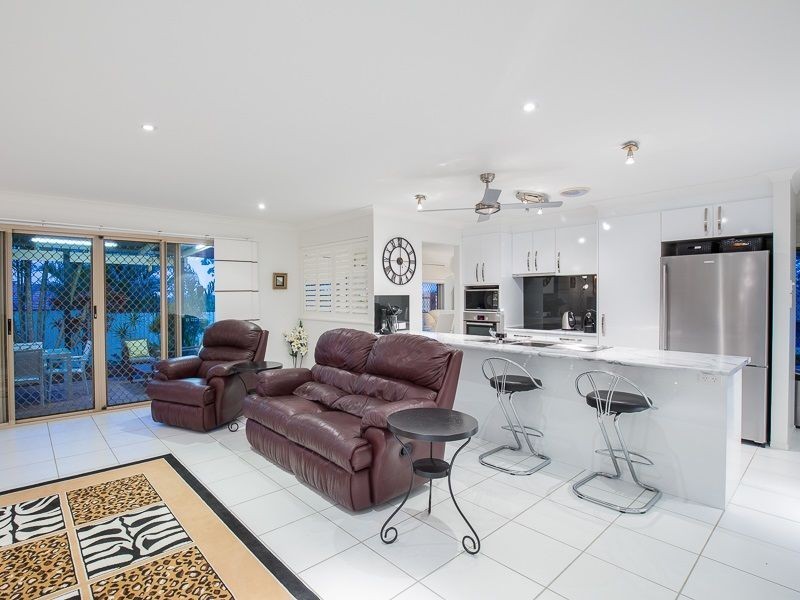 14 Parkroyal Crescent, Regents Park QLD 4118