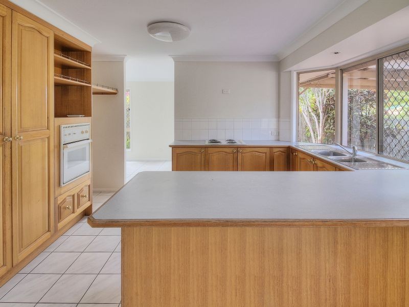 10 Beaufortia Court, Regents Park QLD 4118