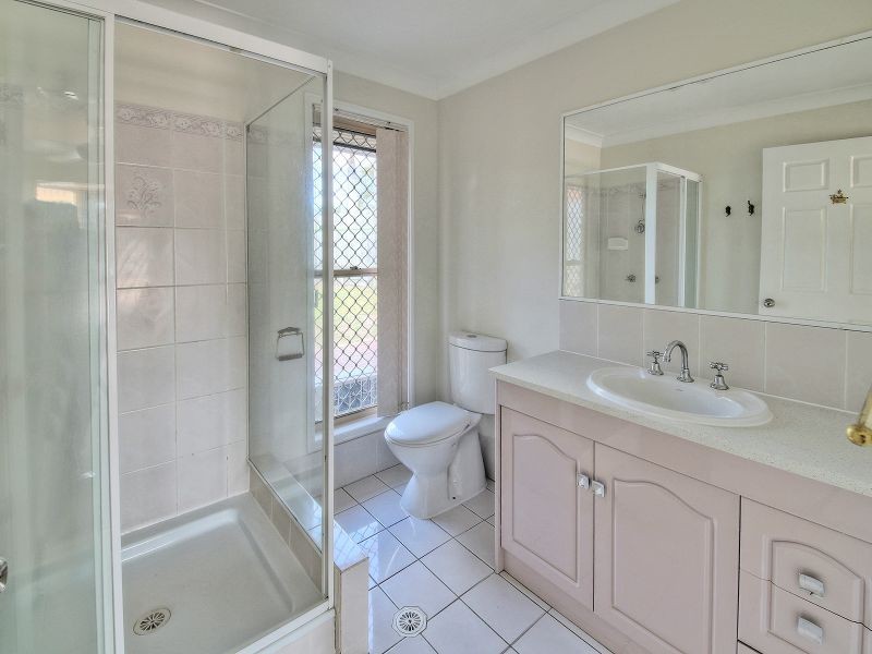 10 Beaufortia Court, Regents Park QLD 4118