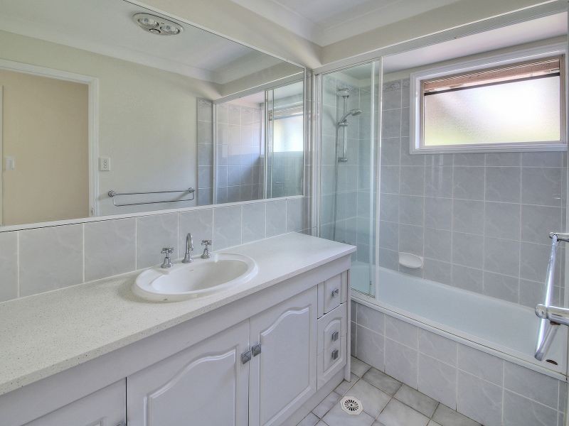 10 Beaufortia Court, Regents Park QLD 4118