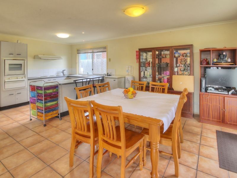 4 Mooloolah Court, Hillcrest QLD 4118