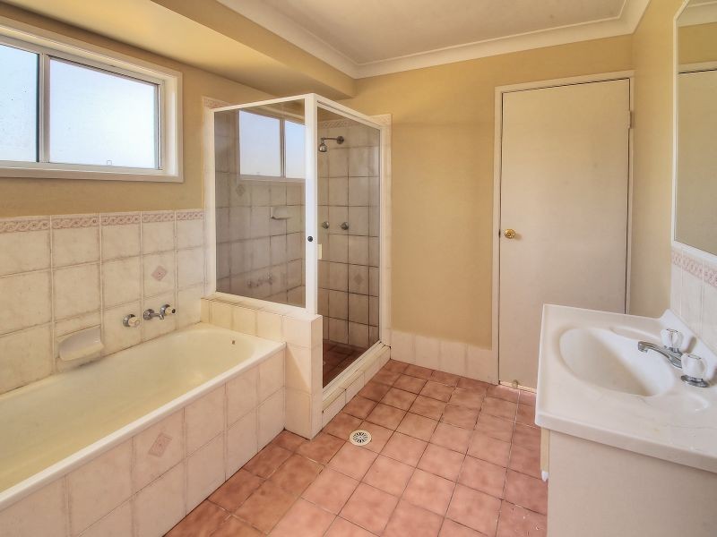 1 Troy Close, Edens Landing QLD 4207
