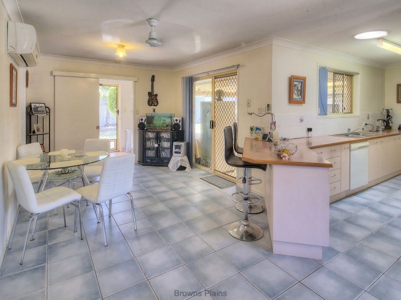 32 Solandra Circuit, Regents Park QLD 4118