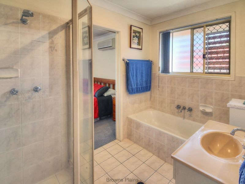 32 Solandra Circuit, Regents Park QLD 4118