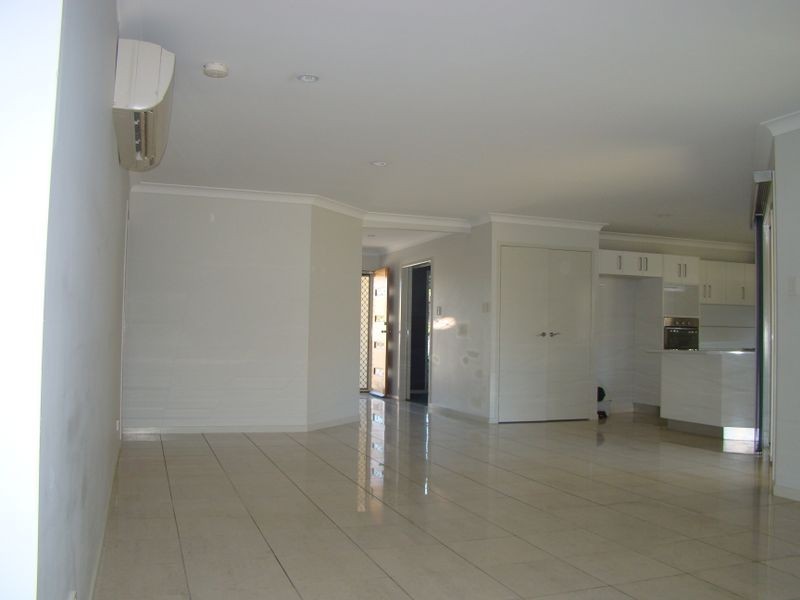 4 Charlton Place, Regents Park QLD 4118