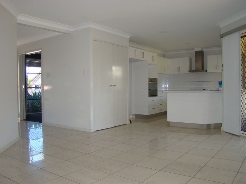 4 Charlton Place, Regents Park QLD 4118