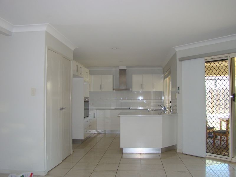 4 Charlton Place, Regents Park QLD 4118