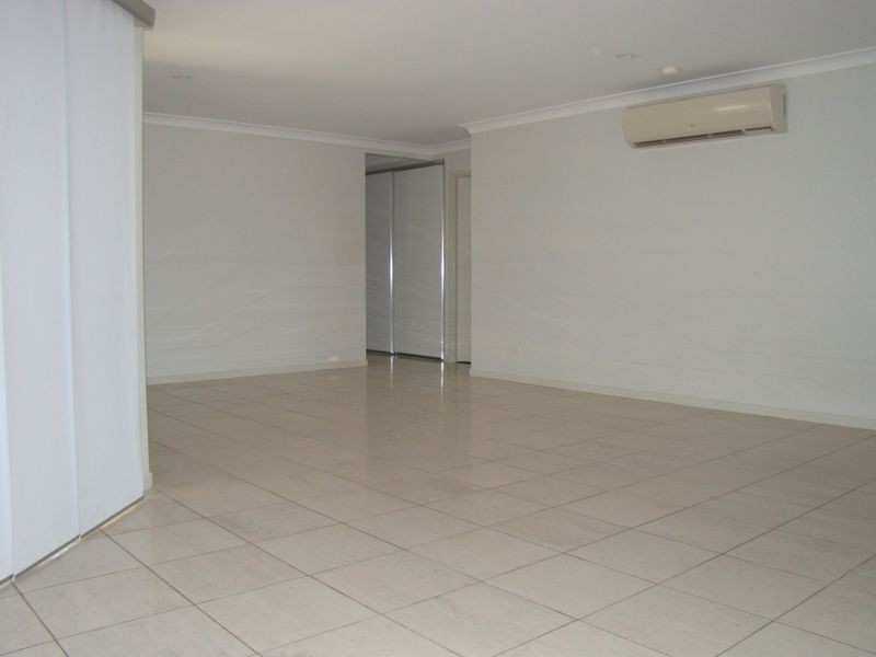 4 Charlton Place, Regents Park QLD 4118