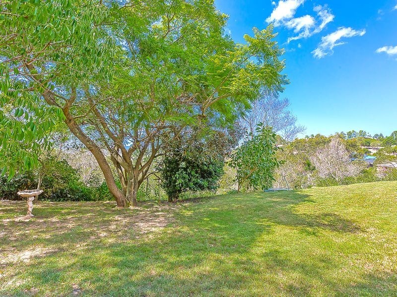 2 Hillside Crescent, Edens Landing QLD 4207