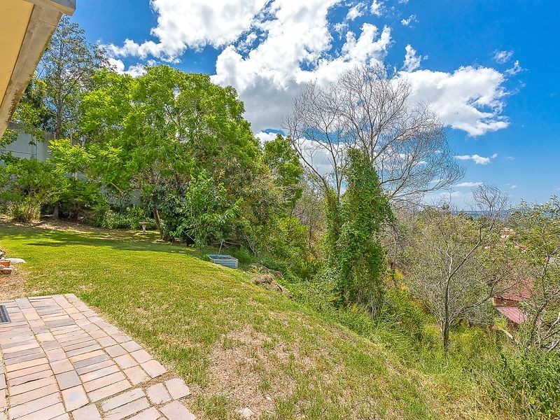 2 Hillside Crescent, Edens Landing QLD 4207