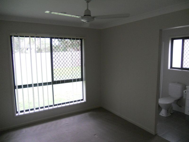 4 Lachlan Lane, Hillcrest QLD 4118