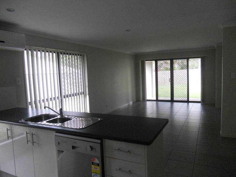 4 Lachlan Lane, Hillcrest QLD 4118