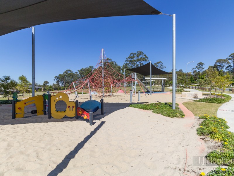 8 Wicker Road, Park Ridge QLD 4125