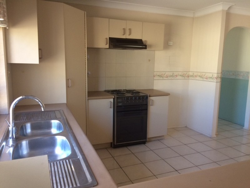 11 Silvertop Street, Hillcrest QLD 4118