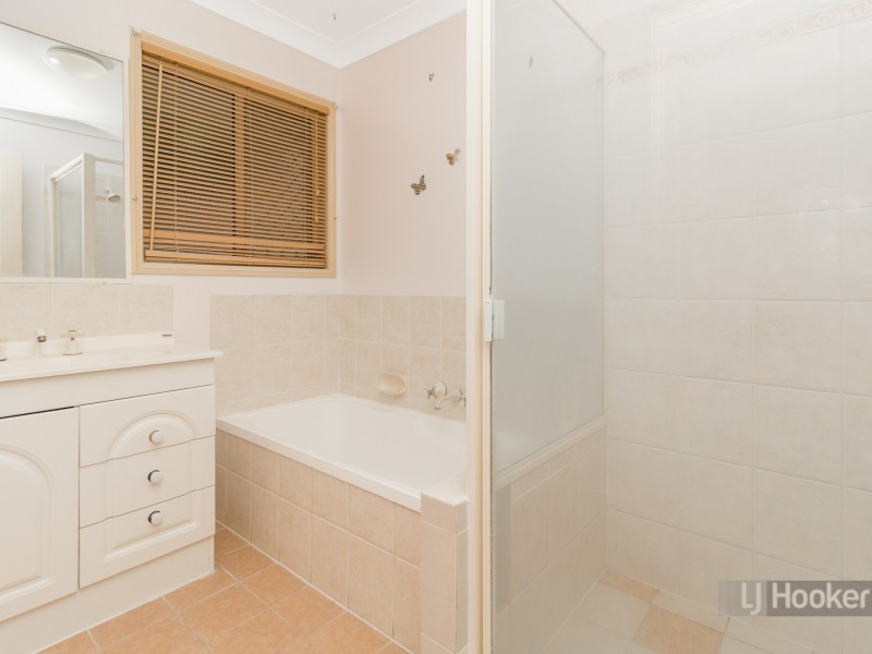 14 Pinnacle Close, Regents Park QLD 4118