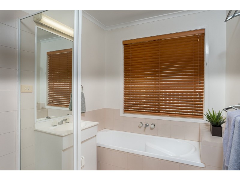 49 Bottlebrush Drive, Regents Park QLD 4118