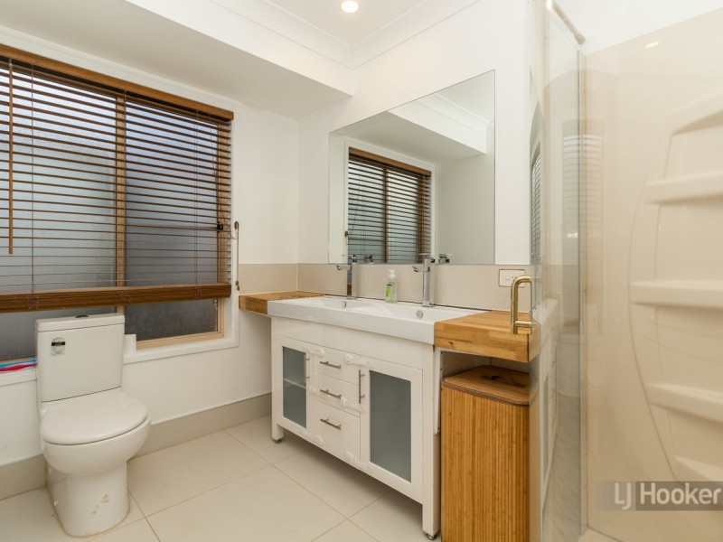 76 Owens Crescent, Regents Park QLD 4118