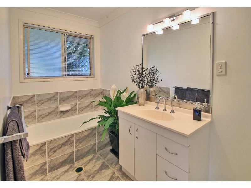 9 Learmonth Court, Hillcrest QLD 4118