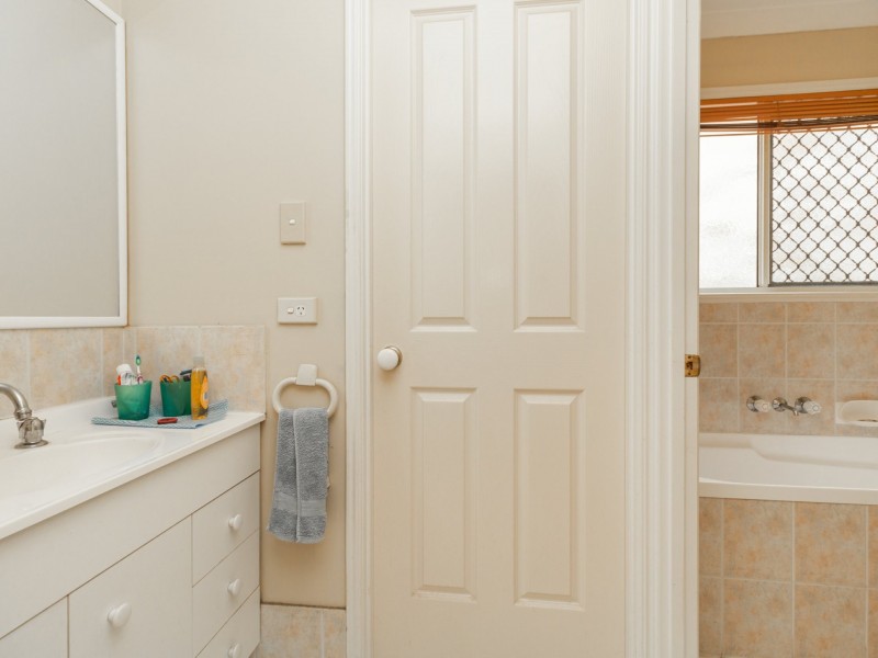 8 Isaac Court, Hillcrest QLD 4118