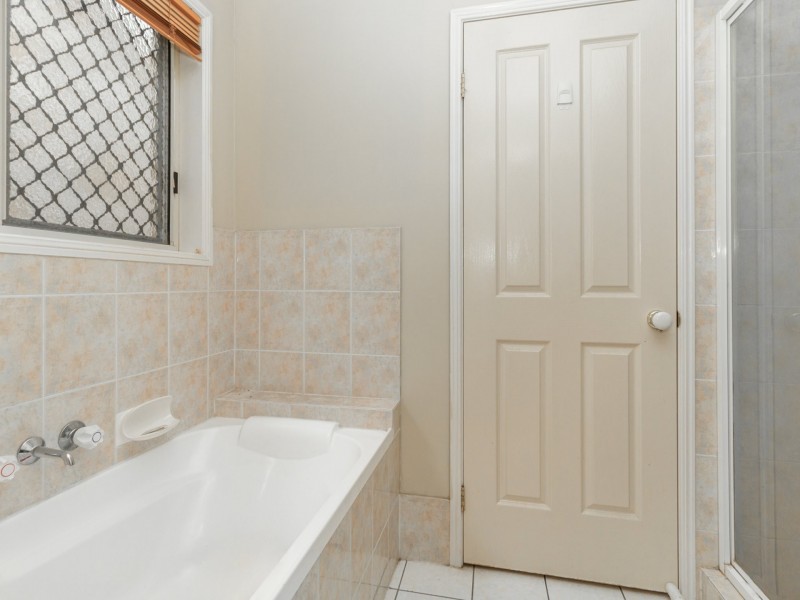 8 Isaac Court, Hillcrest QLD 4118