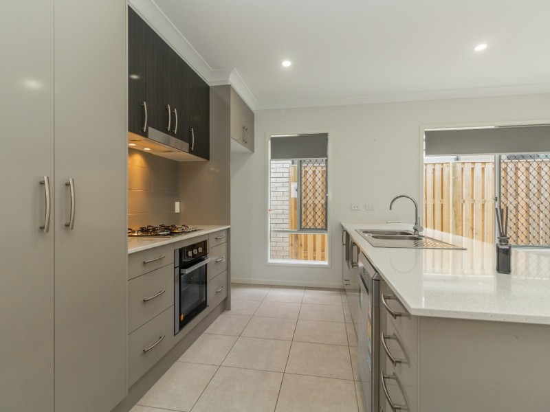 28 Mount Greville Way, Park Ridge QLD 4125