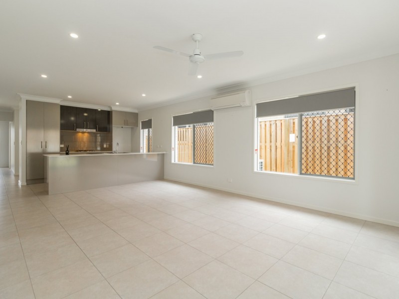 28 Mount Greville Way, Park Ridge QLD 4125