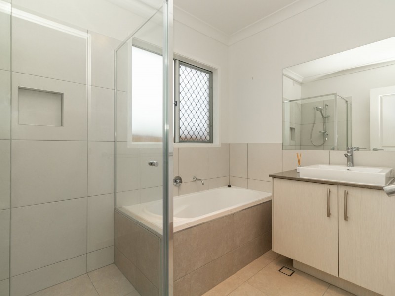 28 Mount Greville Way, Park Ridge QLD 4125