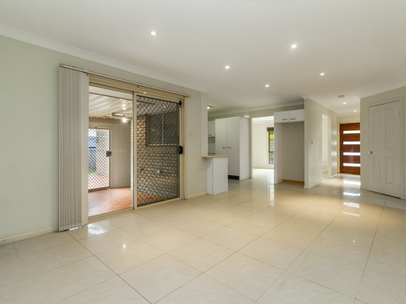 4 Mandeville Place, Regents Park QLD 4118