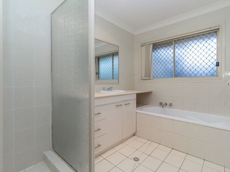 4 Mandeville Place, Regents Park QLD 4118