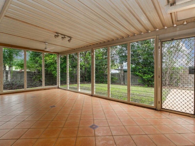 4 Mandeville Place, Regents Park QLD 4118