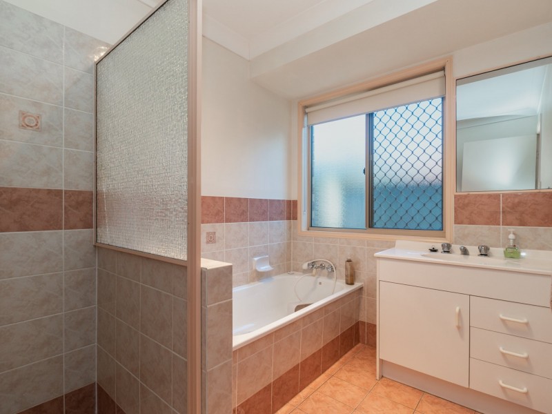 52 Gordonia Drive, Regents Park QLD 4118