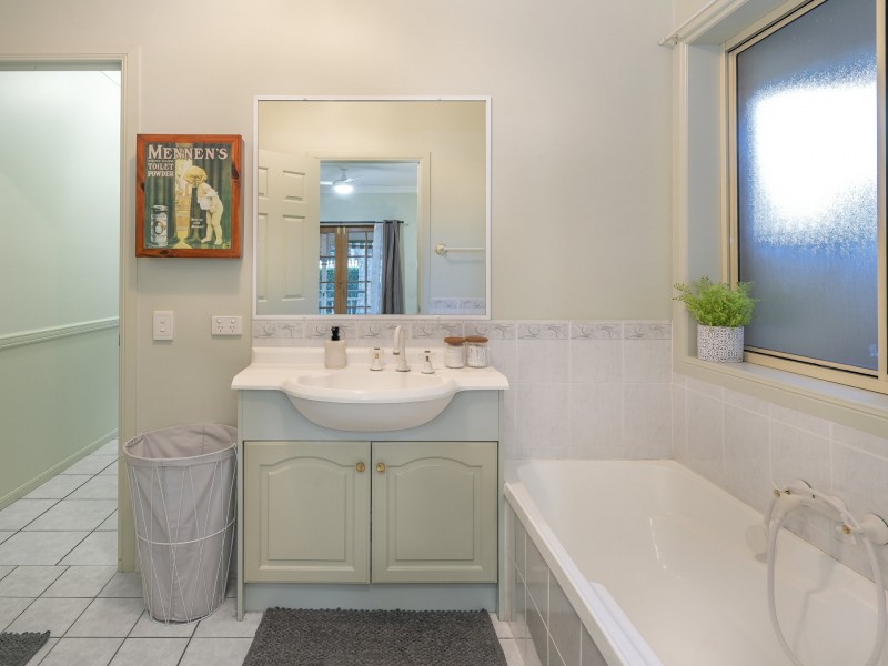 2 Queens Court, Forest Lake QLD 4078